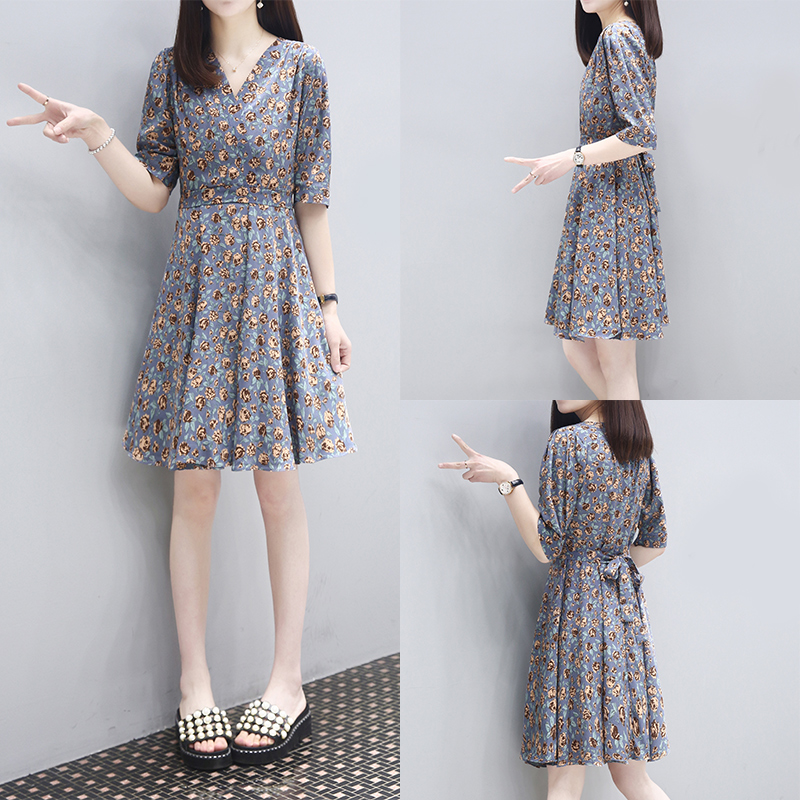 Europe station 2022 summer fit new V neckline fashion temperament small collection waist display slim print snowspun foreign dress