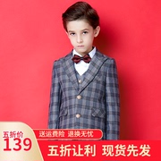 Chàng trai ăn mặc phù hợp với tiếng Anh gió nhỏ phù hợp với phiên bản Hàn Quốc của bộ ba mảnh của trẻ em phù hợp trong việc thực hiện đàn piano trẻ em lớn mùa xuân và mùa thu.