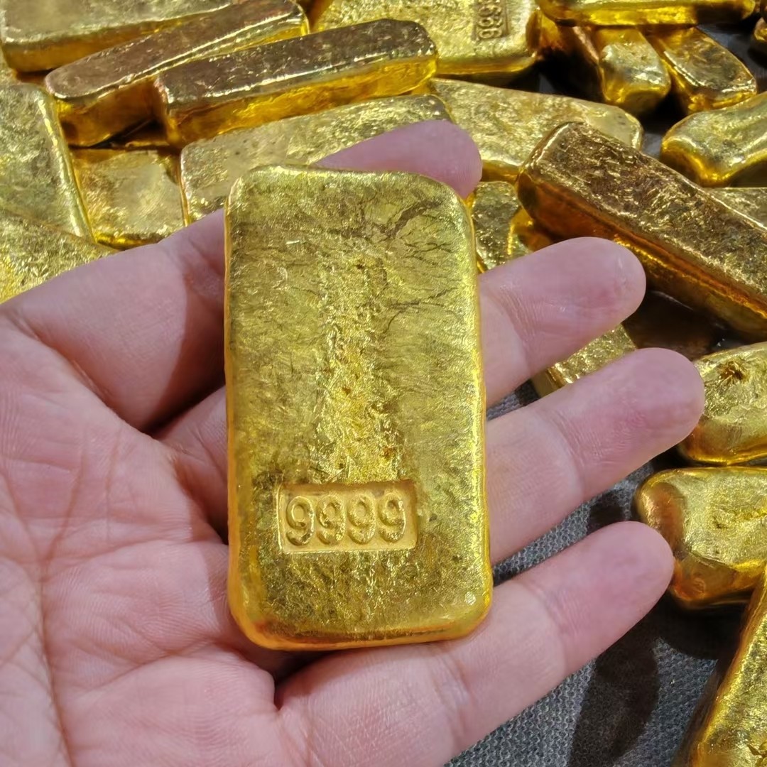 ベンガル地方の砂金鉱石から採れる赤い金を精製し、加熱や冷却によって変色しない小さな金の延べ棒、金のインゴット、金片に加工したもの。収集用の装飾品としても用いられる。