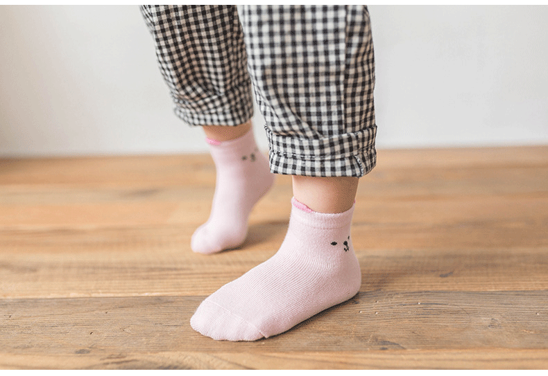 Vớ trẻ em mùa xuân và mùa thu dày phim hoạt hình trẻ em vớ trẻ em vớ cotton mùa xuân và mùa thu mỏng trẻ em vớ nam và nữ vớ sàn tất lót lông 