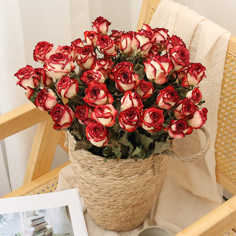 ミックスカラーのバラのドライフラワーブーケ、リビングルームの装飾、デスクトップのフラワーアレンジメント、雲南省の天然ドライフラワー