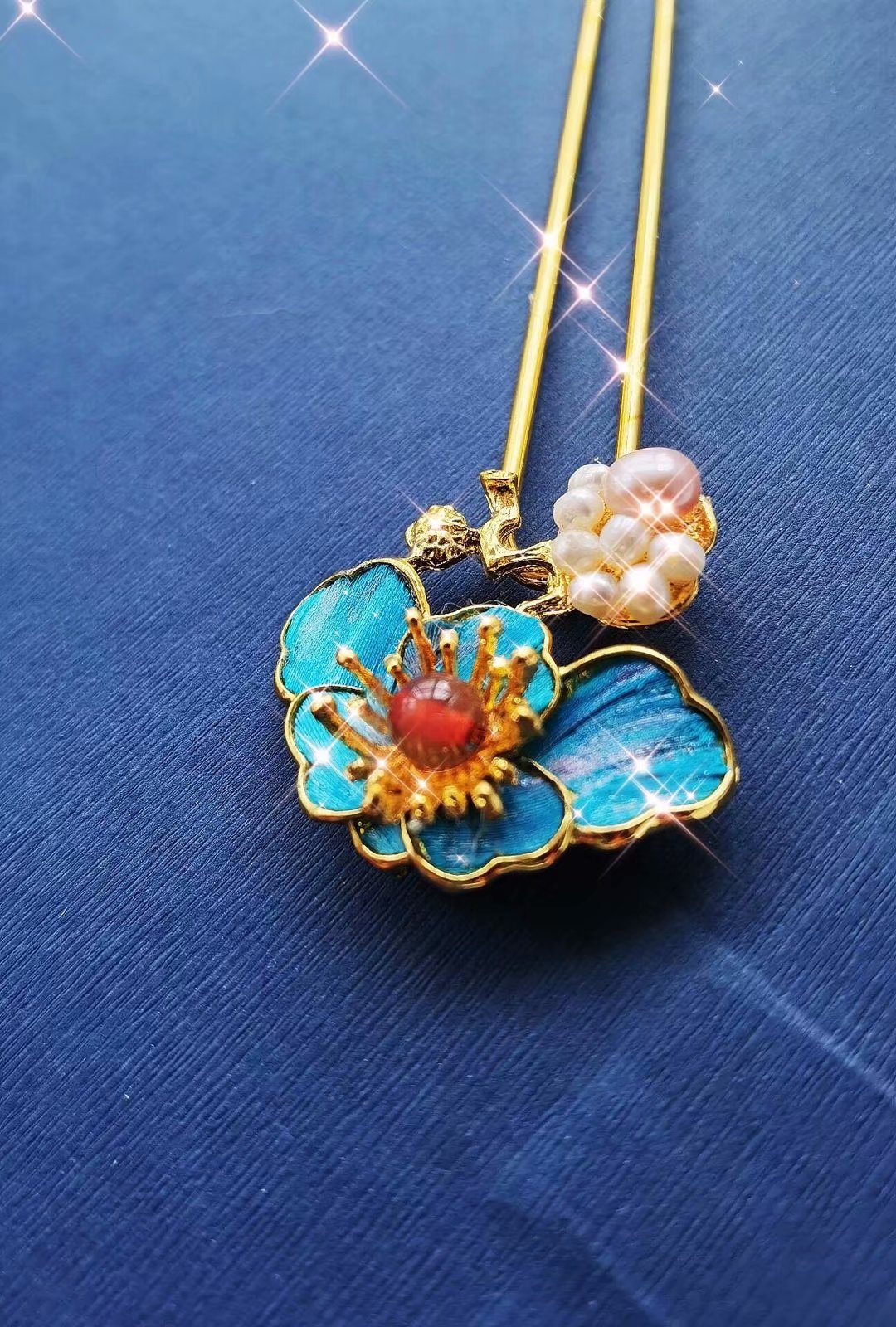 Occasionally, I only made two dot emerald hairpins when I have free time. I’m so tired after working overtime. If you don’t want to work hard, let’s put them together.