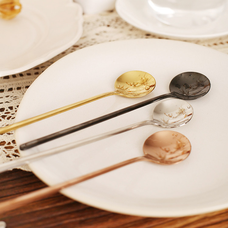 A small gold spoon in a coffee spoon with a cute cup of stainless steel spoon with a net red stir spoon