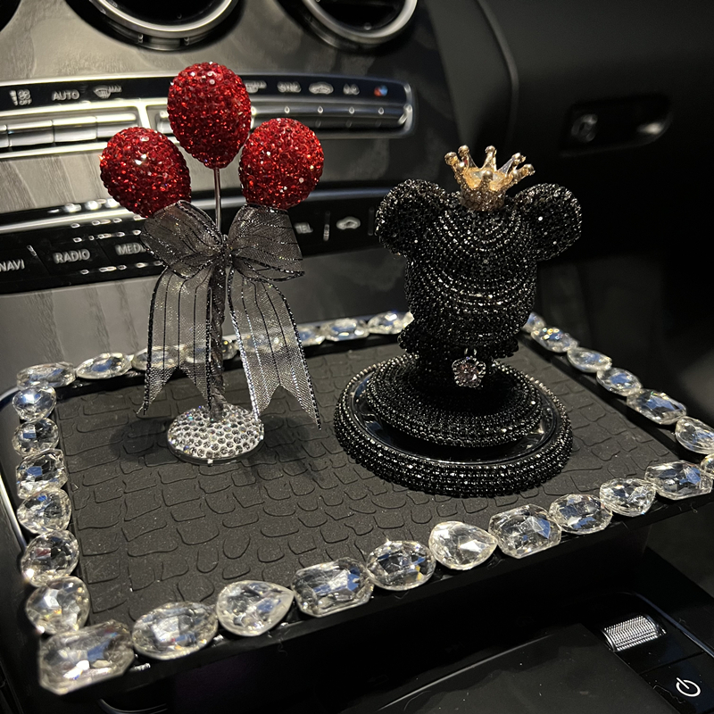 High-end diamond-encrusted violent bear car perfume ornaments creative cute car aromatherapy cartoon car interior decorations