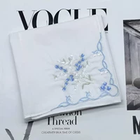 Белый синий цветок