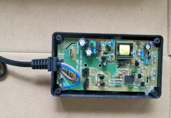 18650 double - channel double - lamp double - road double - control automatic charger rated current 1A