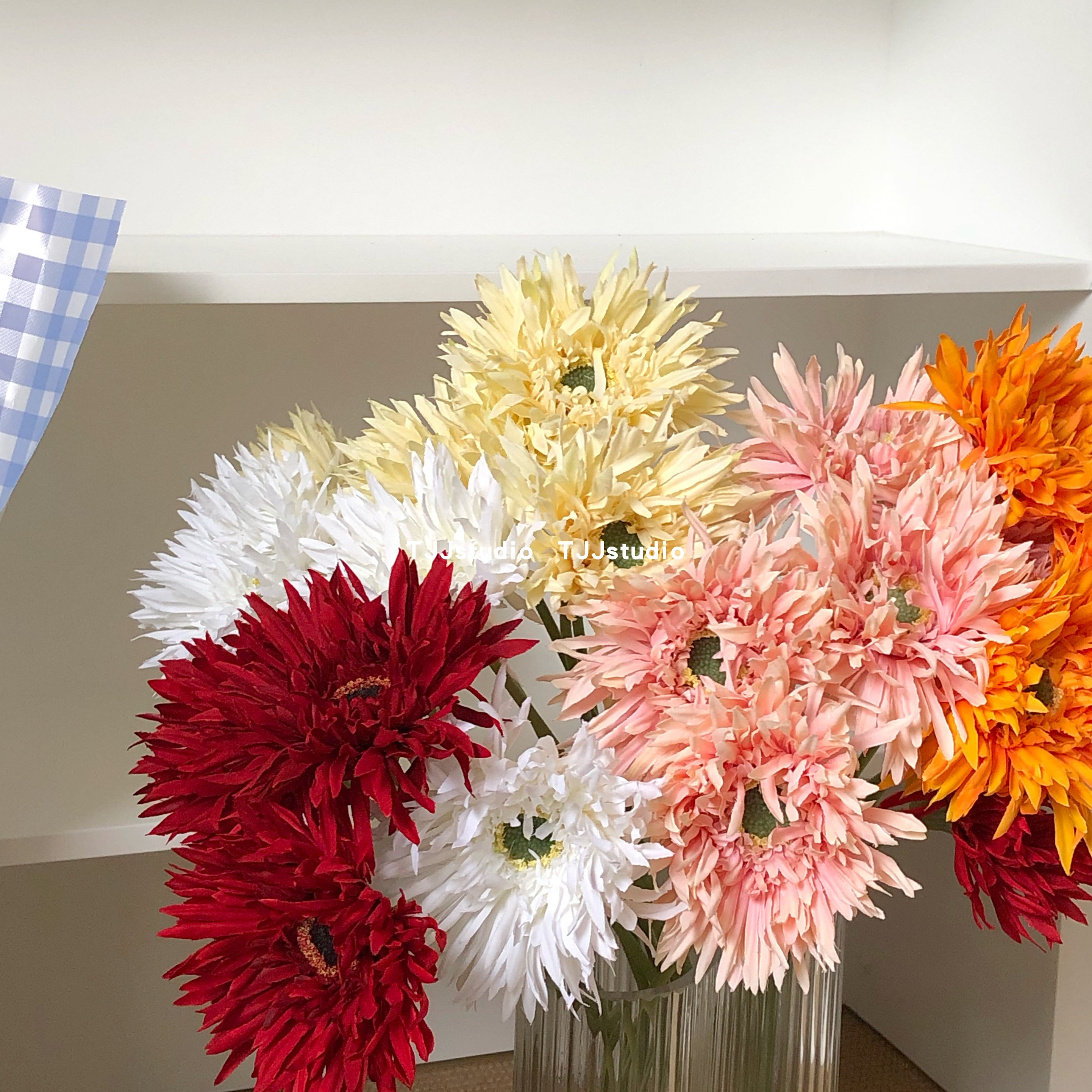 Emulated African inulin wind hand holding flower fake flower freshener home decoration photo props Minjuku studio swing piece