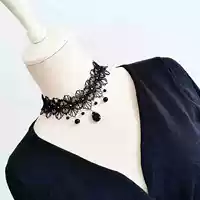 Чокер, черный аксессуар, короткое ожерелье, цепочка до ключиц, консилер, цветочный принт, кружевное платье, в цветочек
