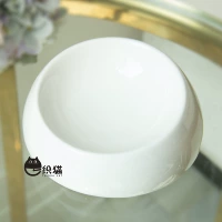 Простая белая плоская миска размером 13х4 см.