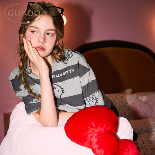 Kurzes Nachthemd für Damen im Sommer. HelloKitty hat ein neues gestreiftes Damen-Nachthemd aus reiner Baumwolle für zu Hause als Co-Branding entwickelt