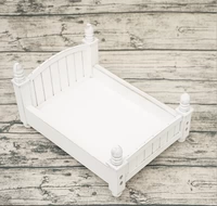 Белая ретро -кровать