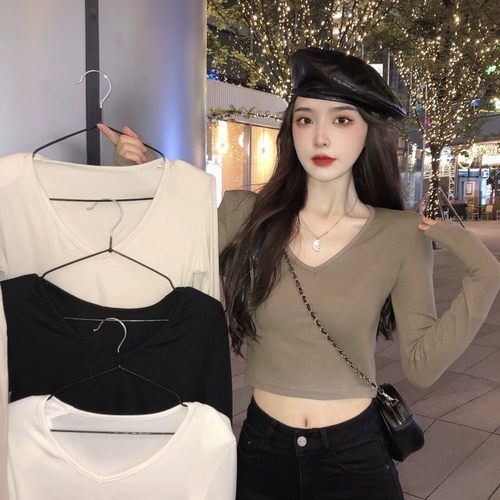 Белая приятная телу осенняя футболка, модный дизайнерский короткий лонгслив, V-образный вырез, в западном стиле, тренд сезона, в обтяжку