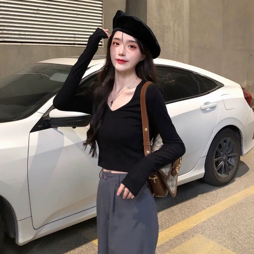 Белая приятная телу осенняя футболка, модный дизайнерский короткий лонгслив, V-образный вырез, в западном стиле, тренд сезона, в обтяжку