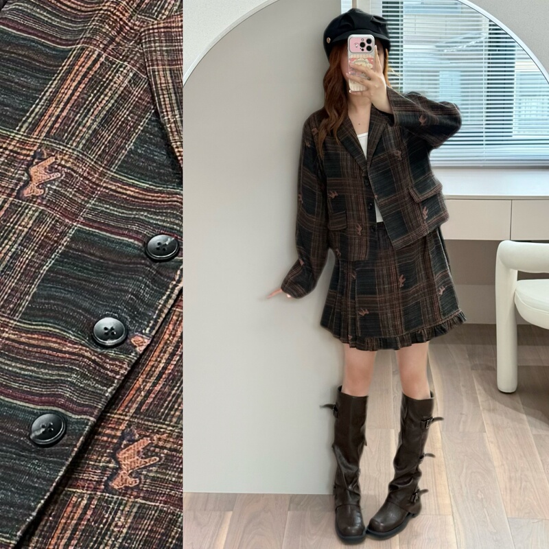 100% Mulberry Silk Silk Fabric Fragrant Cloud Yarn Plaid Short Blazer + Accordion Skirt Pants Set for Women in Autumn and Winter 100% Mulberry Silk Silk Fabric Fragrant Cloud Yarn Plaid Short Blazer + Accordion Skirt Pants Set for Women in Autumn and Winter