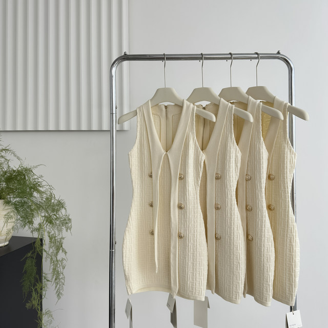 Lin Xi Xi White Gold Luxury Style Chanel-Inspired Socialite Heavy Jacquard Ribbon Slim Fit Bodycon Sleeveless Dress