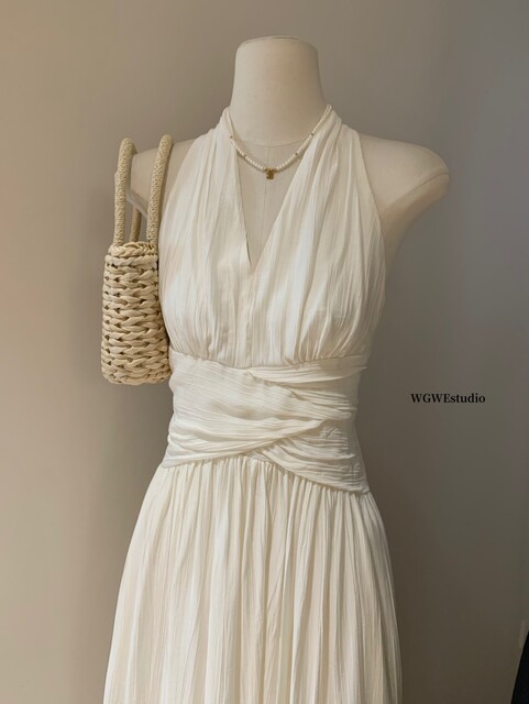 Lin Xiasha's French-Style Pleated V-Neck Halter Design, Unique and Beautiful Long Dress with a Cinched Waist