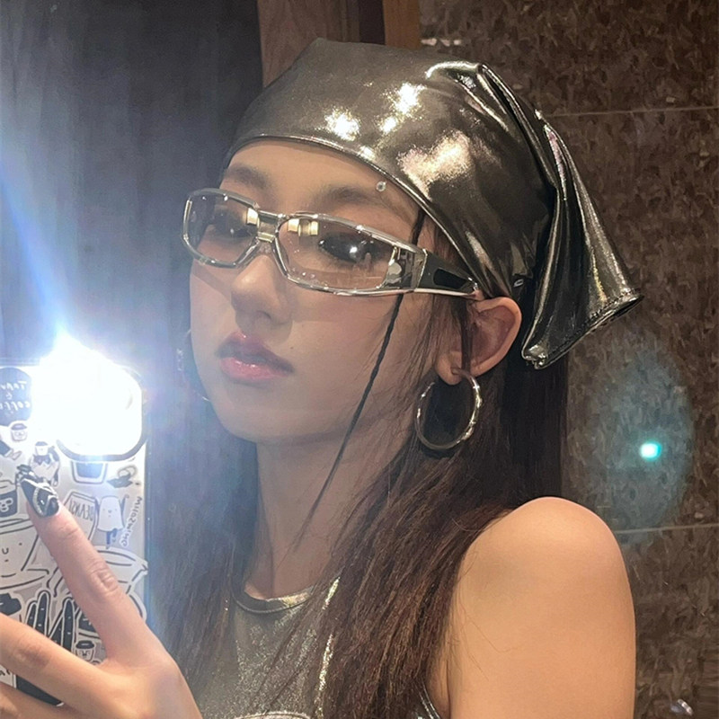American-style sexy silver headscarf, high-end millennial style, Y2K high-end large square scarf, street style.