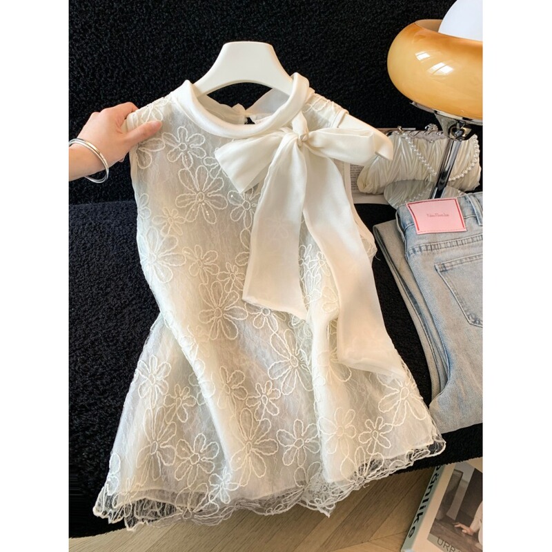 Gentle Style Halter Neck Sleeveless Lace Blouse for Women, New Summer Model with Intricate Floral Embroidery, Loose Fit, Slimming, Versatile T-Shirt