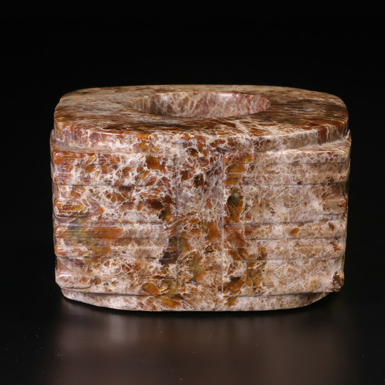 六禮儀の具：玉琮 A large jade cong, Neolithic period, Liangzhu culture 新石器