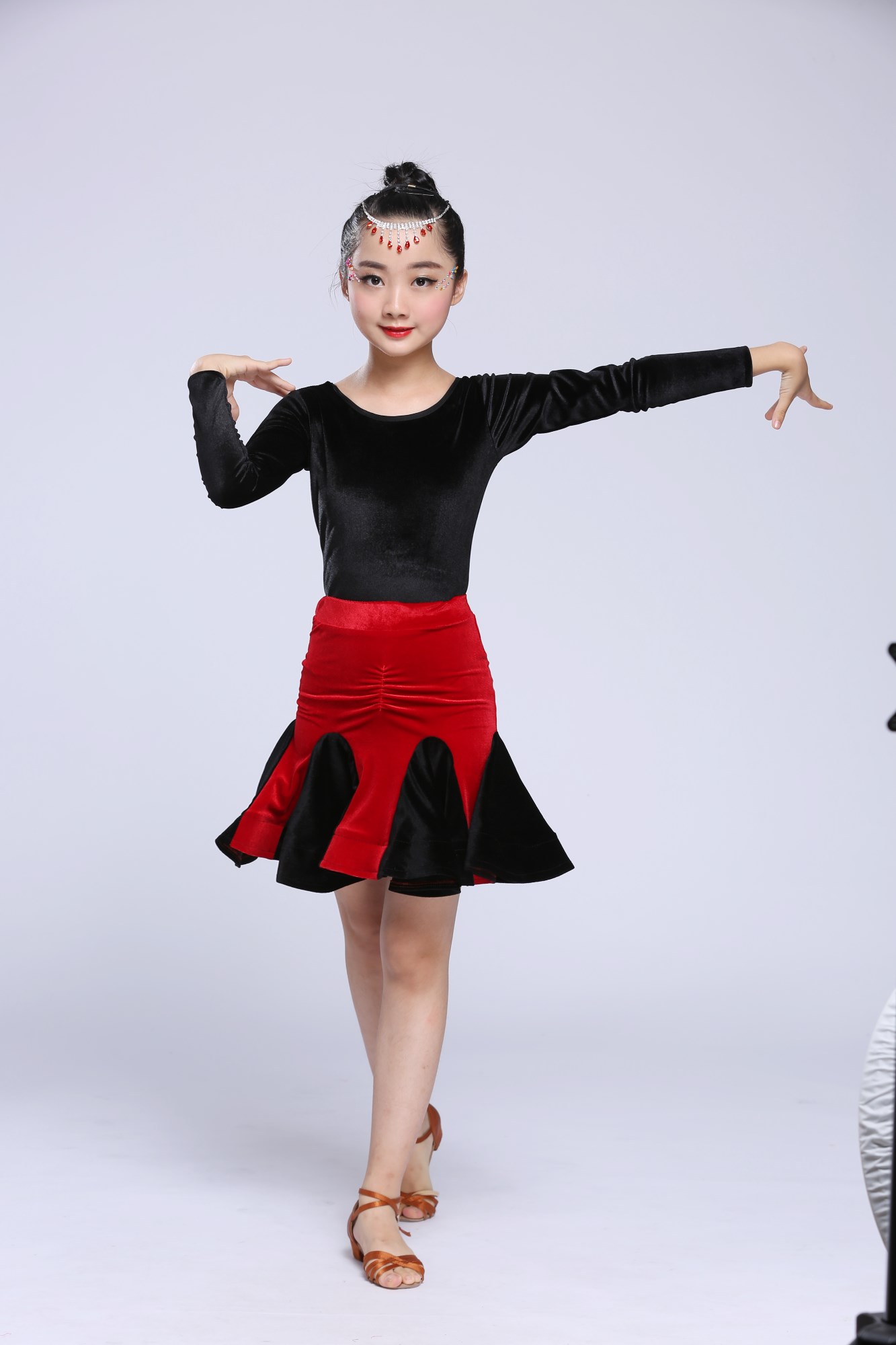 Trẻ em khiêu vũ Latin trang phục cô gái Quần áo khiêu vũ Latin Cô gái nhung dài tay trẻ em thi đấu Váy khiêu vũ Latin mùa thu và mùa đông thời trang trẻ em nam