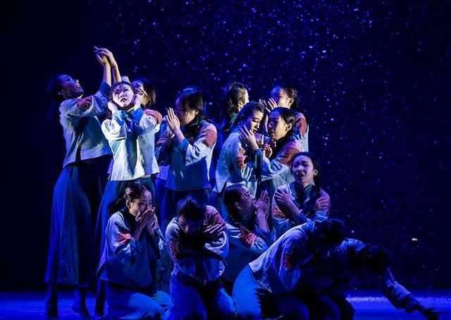 Modern Dance Half A Quilt Dance Plays Out The Red Classic War Hero Performance Contemporary Republic Group Dance Custom