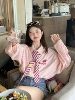 Розовый галстук, брошь