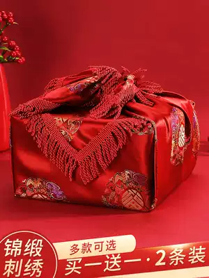 A large woman's dowry bride wedding wedding supplies