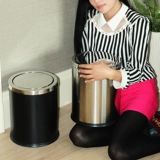 Металлическое креативное модное мусорное ведро из нержавеющей стали для гостиной для домашнего использования, простой и элегантный дизайн