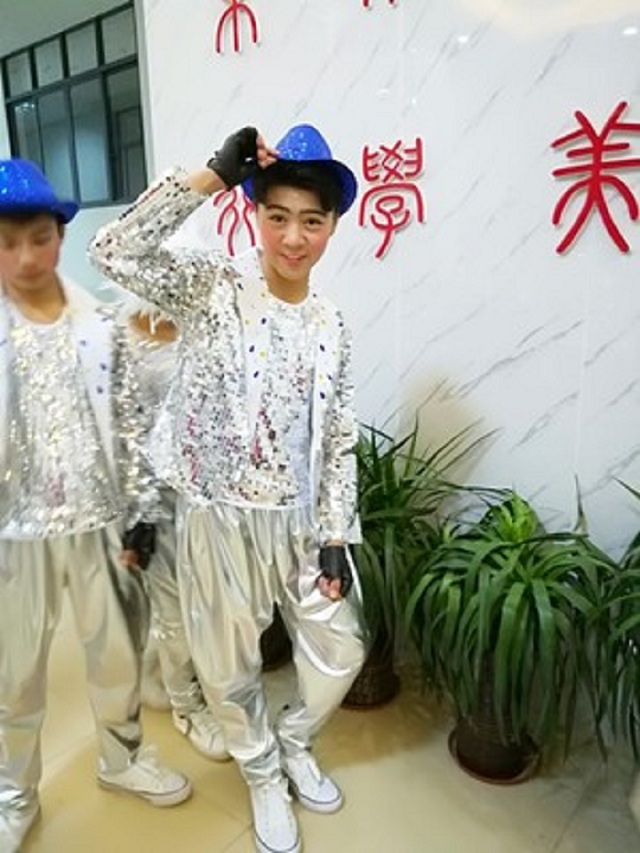 Trang phục khiêu vũ Jazz trẻ em hip hop đường phố thiết lập tay áo dài mùa thu và mùa đông trống trang phục guitar trình diễn trang phục nam váy công chúa bé gái