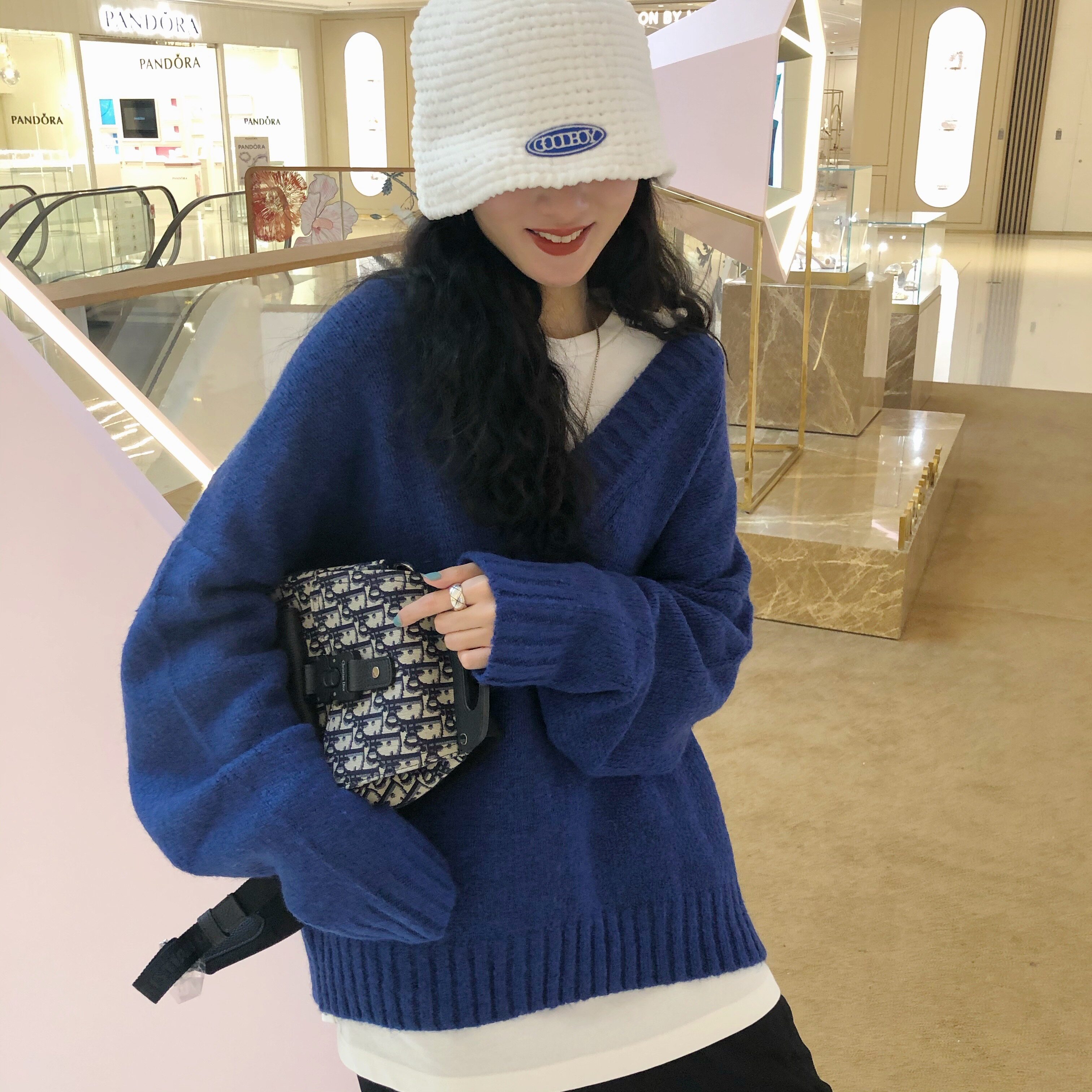 (H)Xiao Zhan with the same WE11 goods king DONE new soft waxy wool V-neck men and women with the same pullover sweater