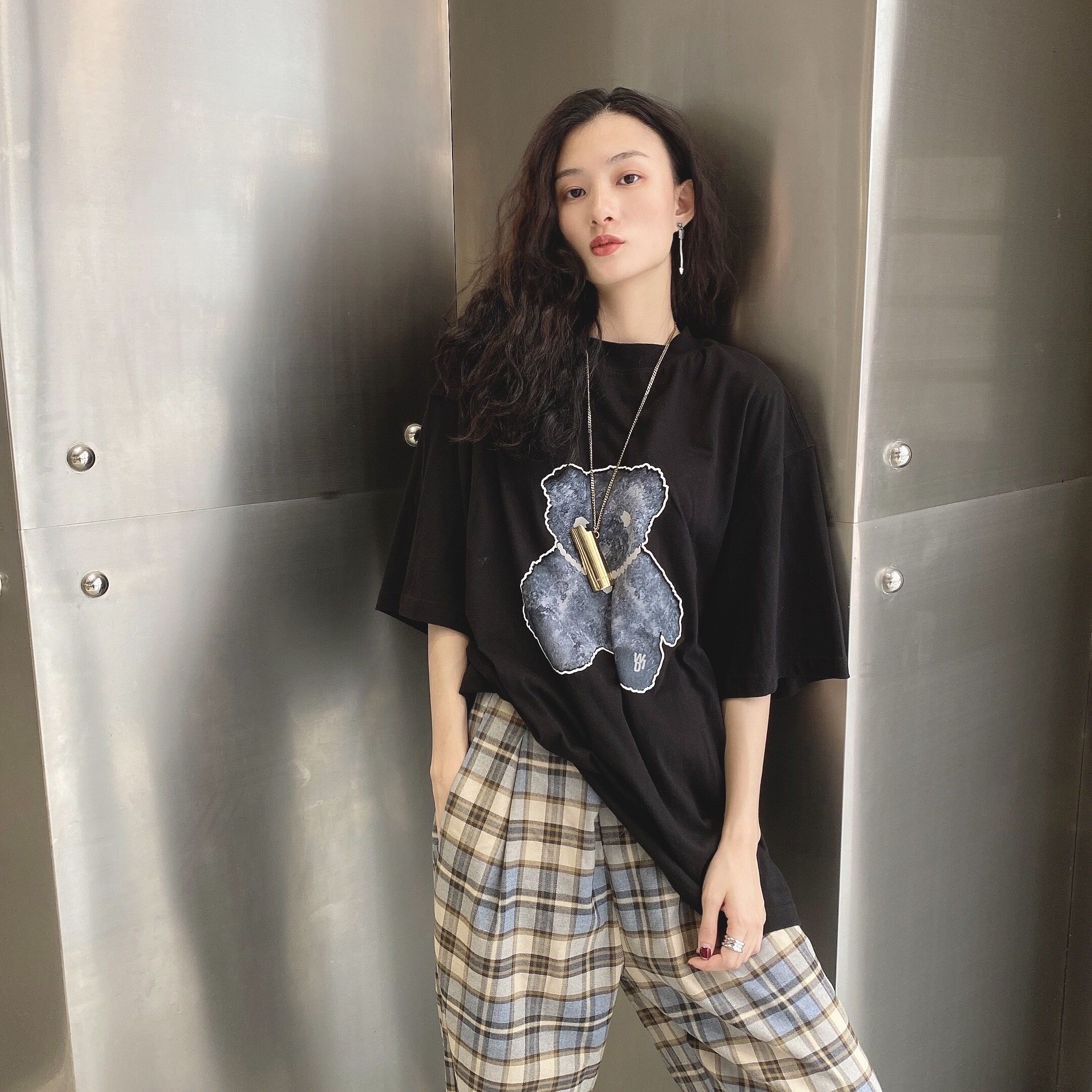 we11 goods king done Autumn and winter 3M reflective luminous pearl necklace bear print charcoal black round neck short-sleeved T-shirt