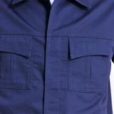 Рабочая одежда с длинной рабочей одеждой Установка инженерного сервера по инженерному серверу.