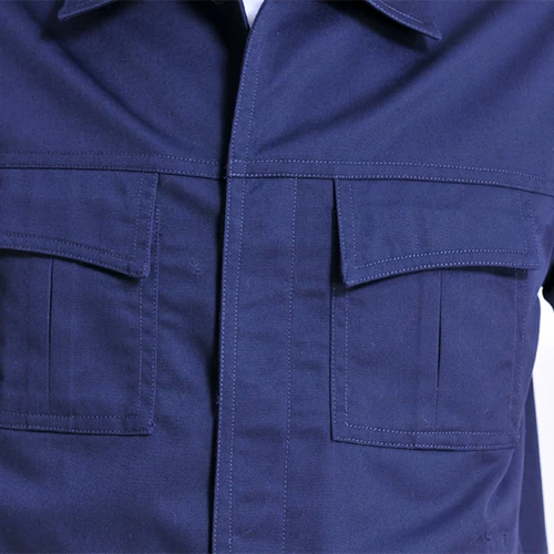 Рабочая одежда с длинной рабочей одеждой Установка инженерного сервера по инженерному серверу.