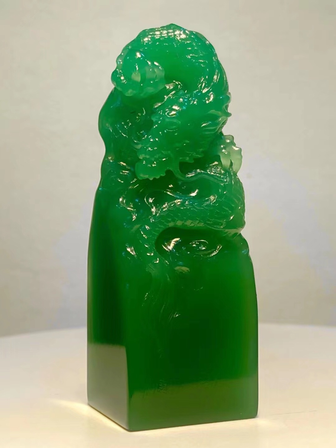 Sichuan Ya'an green emerald green seal Shoushan stone Laotian yellow lychee cave hibiscus stone seal engraving handlebar piece