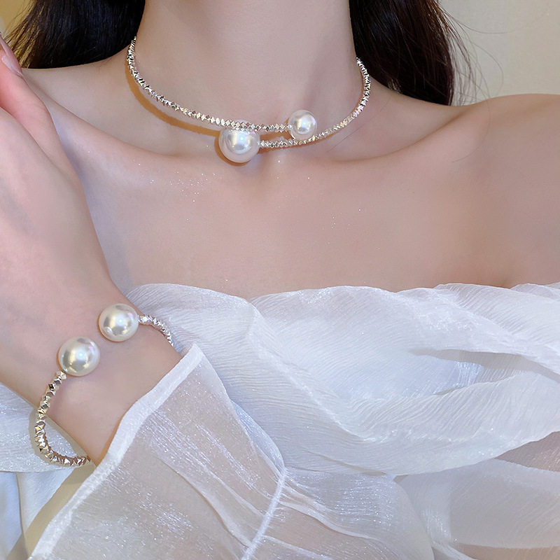 Unique women's choker necklace, exaggerated collarbone chain, 2026 new style, sexy goddess pearl open choker, popular online.