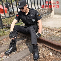 Черная шапка, ремень, короткий рукав