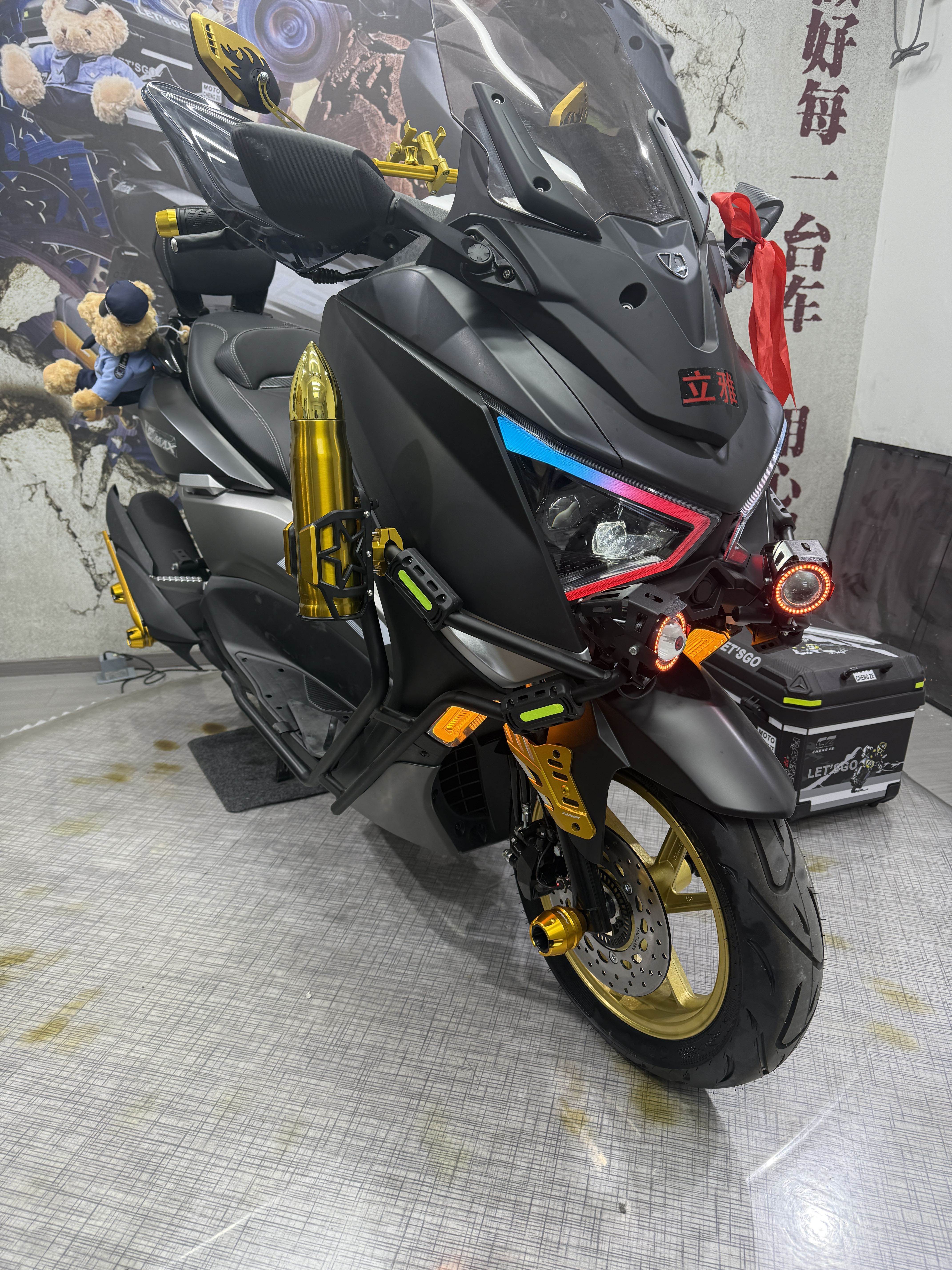 立雅踏板摩托车
