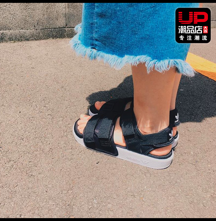 Adidas Adidas cỏ ba lá mùa hè mới velcro nam giới và phụ nữ thể thao bãi biển dép AC8583 màu đen và trắng dép quai hậu nam gucci