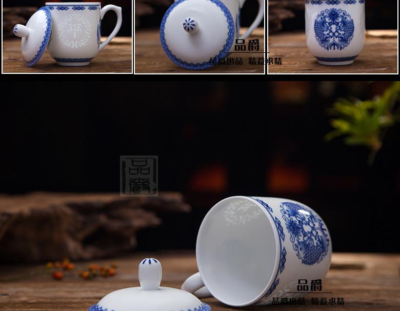 Jingdezhen blue and white porcelain cup with cover and exquisite ceramic cups hollow out a cup of water glass cup and cup boss