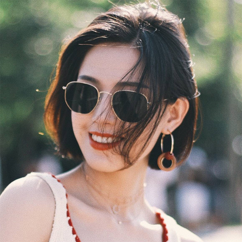 Sunglasses Women Chains Street Beat Trampoline 2022 New Tide Big Faces Slim Nets Red Trampoline Bar Glasses