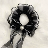 Кошка и собака окружают шею воротник рт рот водяной полотенцем