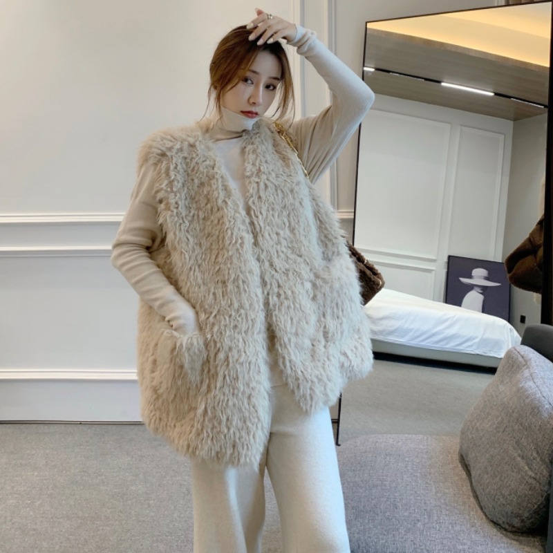 New white lamb hair waistcoat for women's autumn and winter fur integrated Korean version loose kanshoulder temperament short vest jacket
