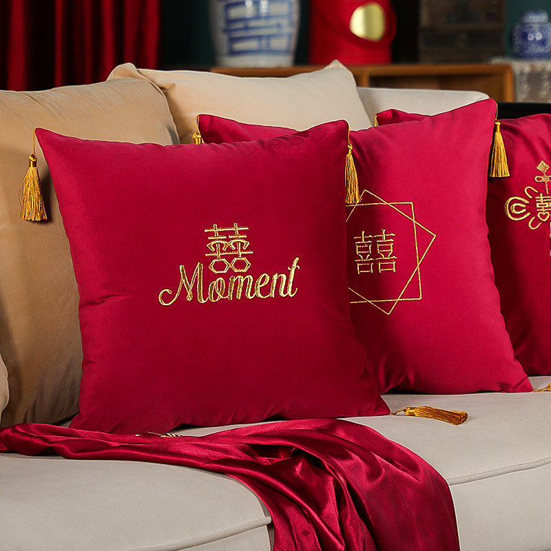 Wedding celebrations Dayhole pillow with a pair of gifts to wedding room decorated bed with festive red happiness pillow