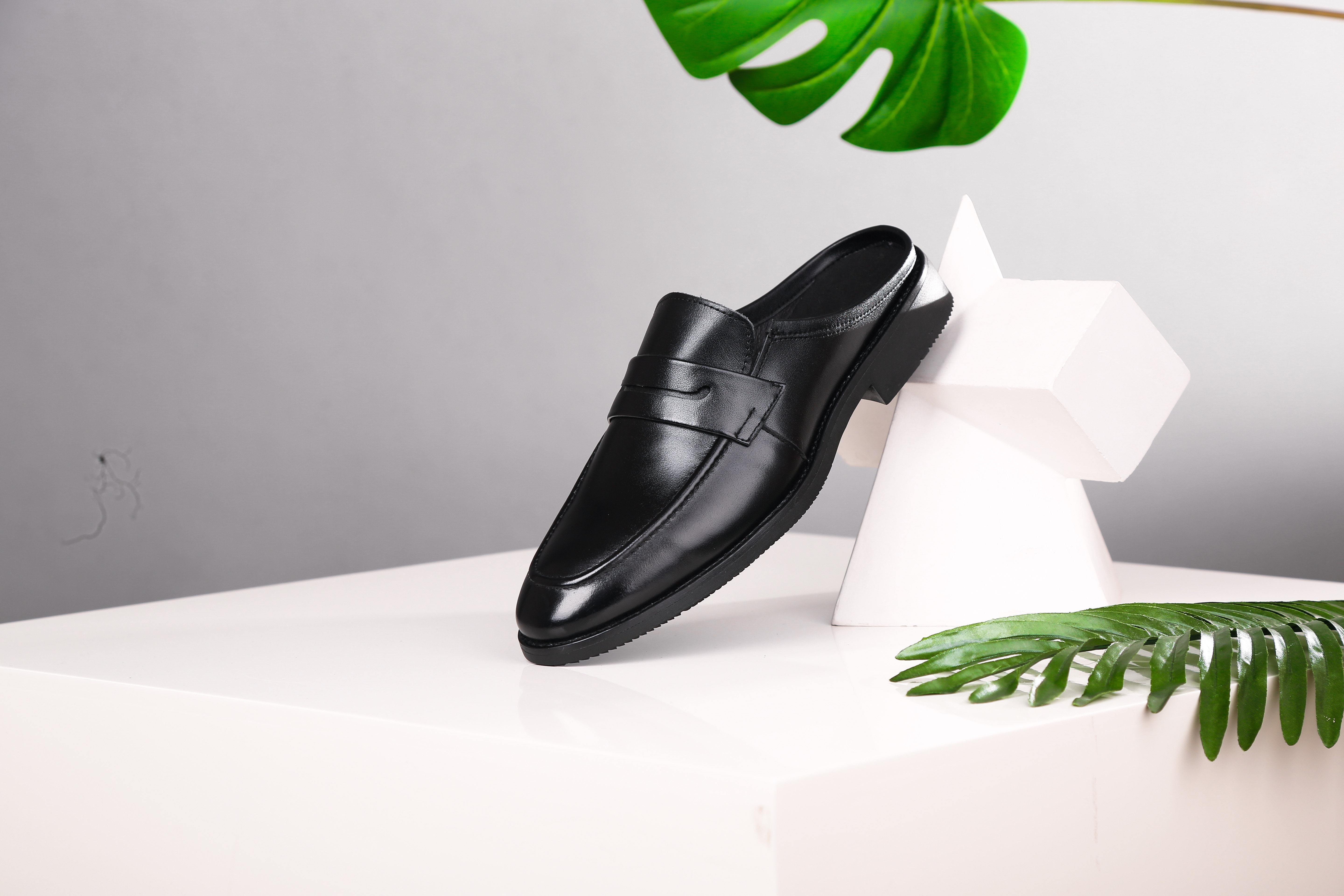 New leather man slippers home breathable comfortable packaging male leather shoes test room photo building