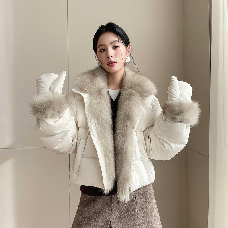Down Jacket for Women with Detachable Fox Fur Trim, Made of 95% White Goose down with Three Protective Features, from Hua Bian Fur Down Jacket for Women with Detachable Fox Fur Trim, Made of 95% White Goose down with Three Protective Features, from Hua Bian Fur