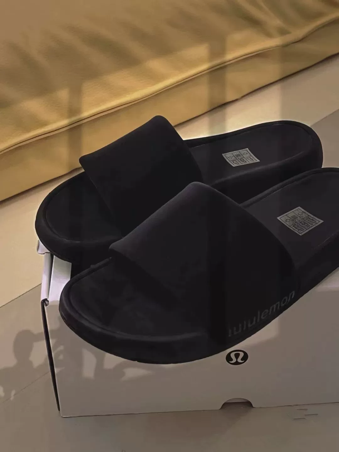 Покупка мужских шлёпанцев Lululemon Restfeel, мужские тапочки