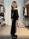 Черное сексуальное платье, сумка, длинная юбка, открытые плечи, с акцентом на бедрах