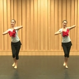 Ассоциация китайских танцоров проверяет реквизит Пятиуровь фермерских девочек танце