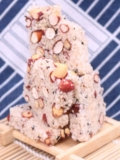Жареный рисовый сахар с жареным рисовым сахаром.