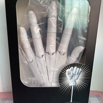 A domestic Arkham white left-hand super hands-on finger joint 1/1 person hand model drawing sketch